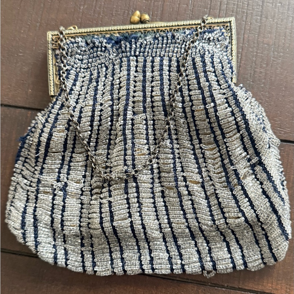 Vintage Art Deco Crocheted Glass Seed Bead Clam Shell Purse
